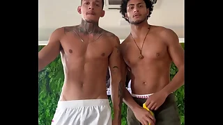 Passivo Femboy dando pra casal de Ativos Dotados